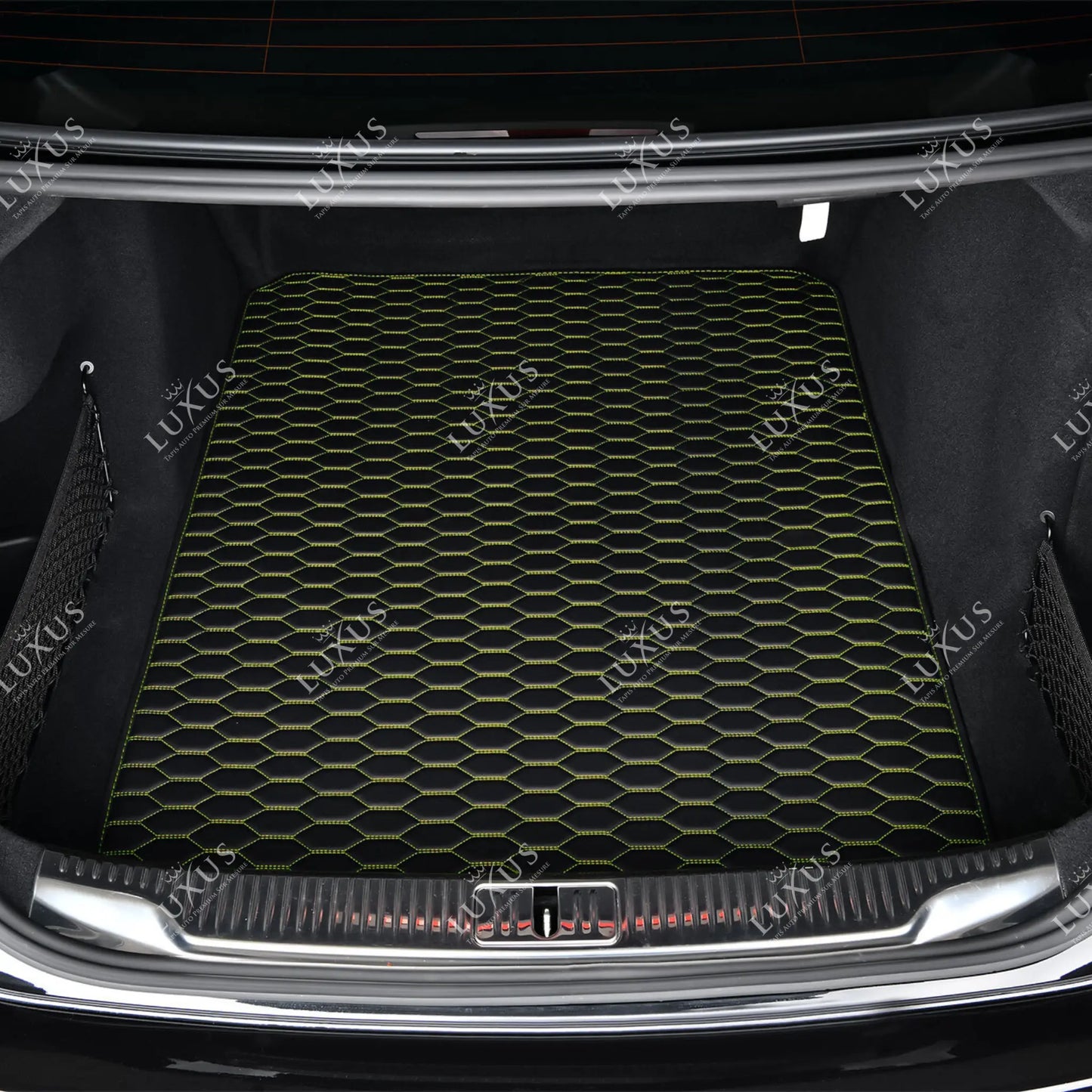 Tapis de Coffre sur Mesure Premium Luxus – Motif Nid d’Abeille Noir avec Surpiqûres Vertes