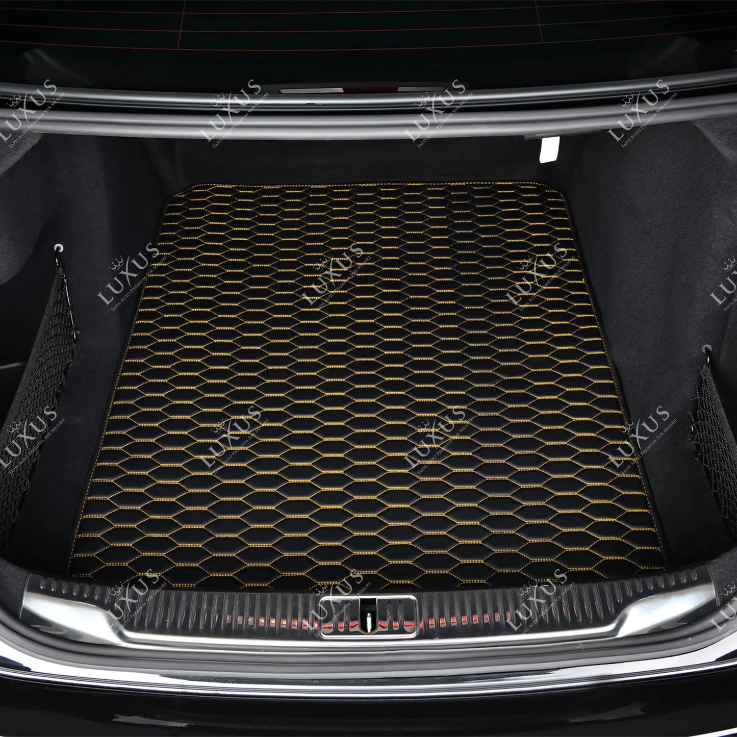 Tapis de Coffre sur Mesure Premium Luxus – Motif Nid d’Abeille Noir avec Surpiqûres Jaunes