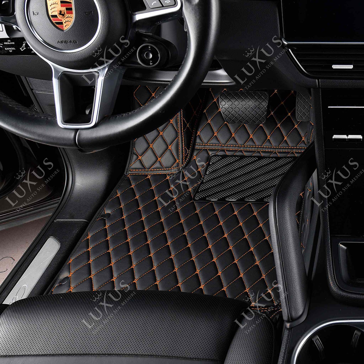 Tapis de Sol 3D Sur Mesure Premium Luxus – Motif Losange Noir avec Surpiqûres Oranges