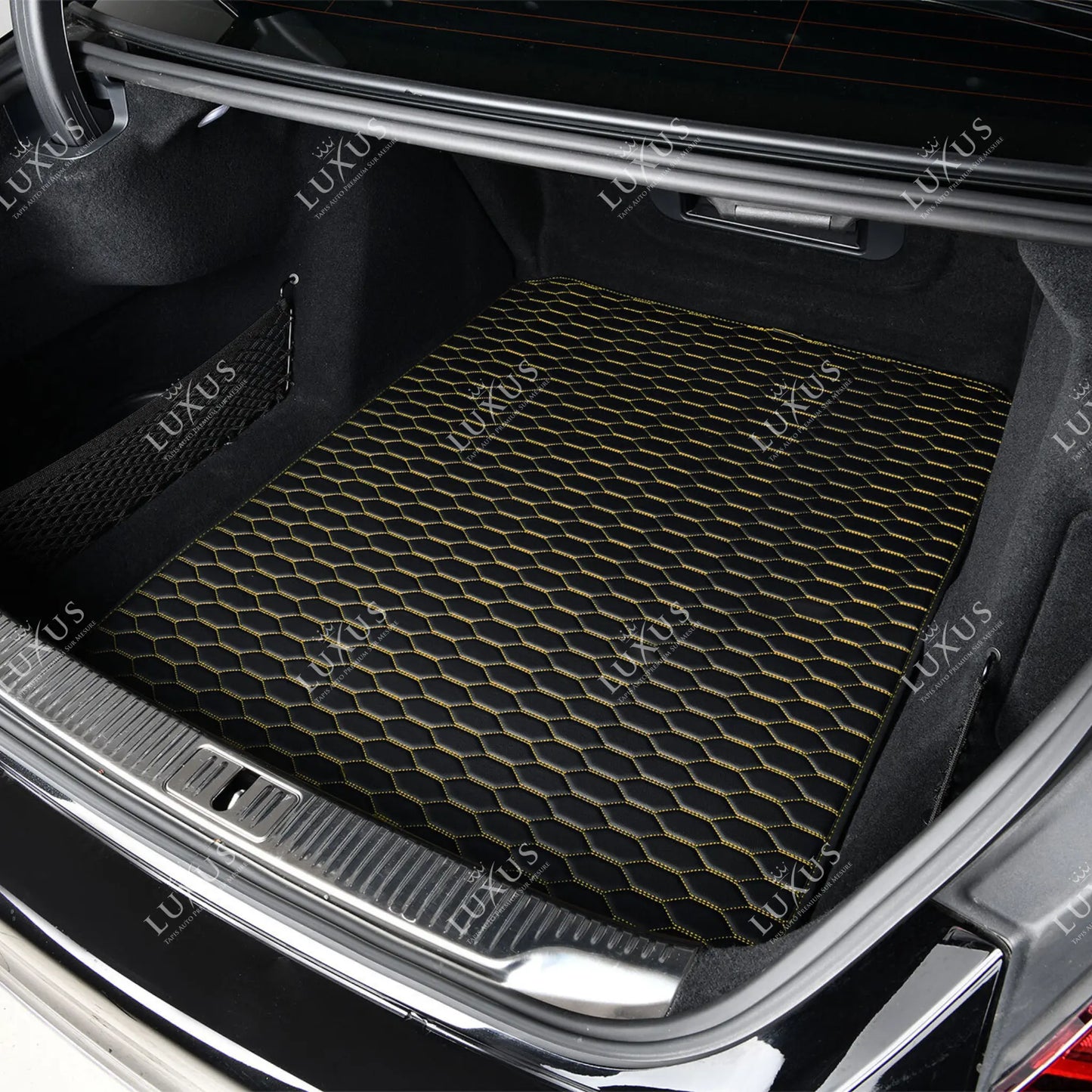 Tapis de Coffre sur Mesure Premium Luxus – Motif Nid d’Abeille Noir avec Surpiqûres Jaunes