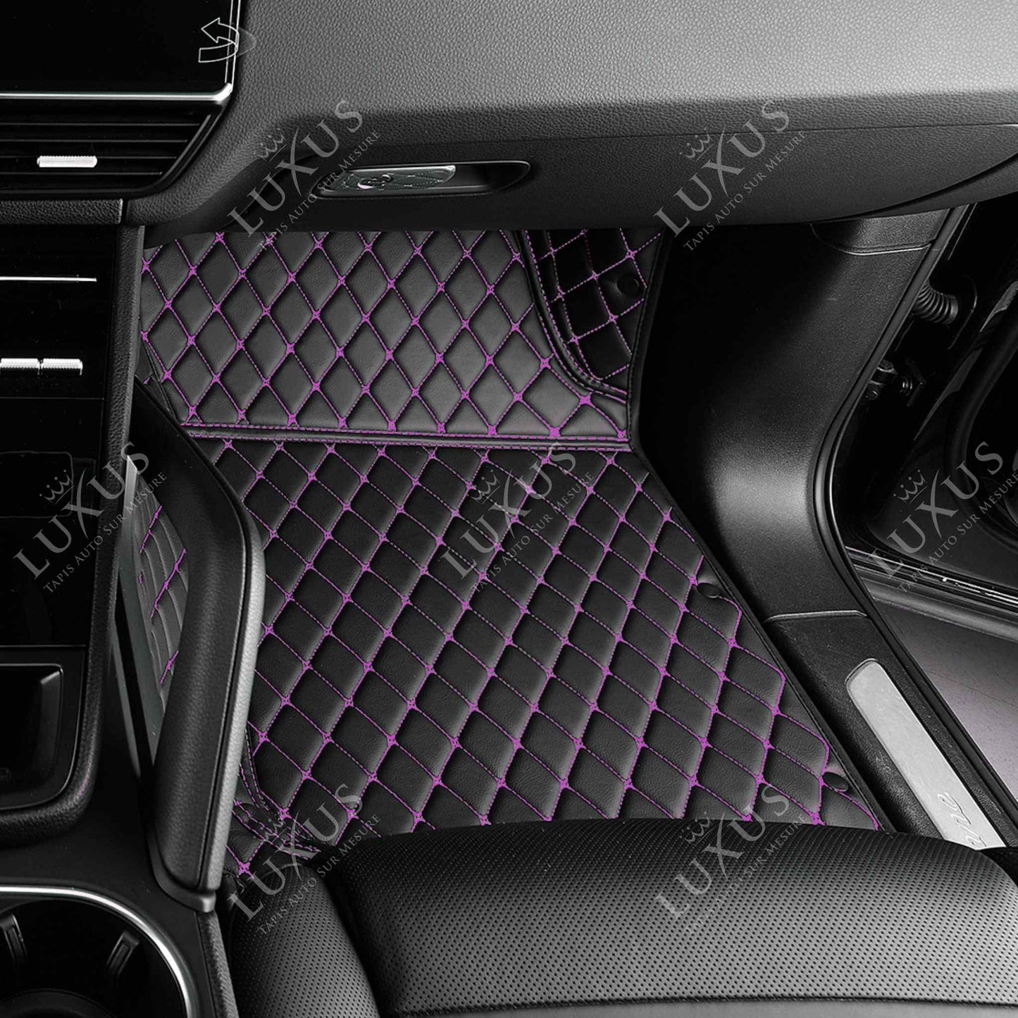 Tapis de Sol 3D Sur Mesure Premium Luxus – Motif Losange Noir avec Surpiqûres Mauves
