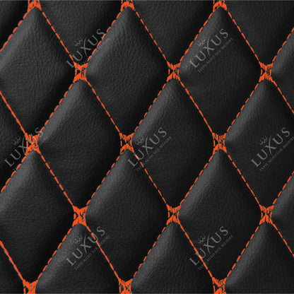 Tapis de Sol 3D Sur Mesure Premium Luxus – Motif Losange Noir avec Surpiqûres Oranges