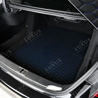 Tapis de Coffre sur Mesure Premium Luxus – Motif Nid d’Abeille Noir avec Surpiqûres Bleues