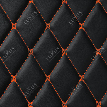 Tapis de Coffre sur Mesure Premium Luxus – Motif Losange Noir avec Surpiqûres Oranges