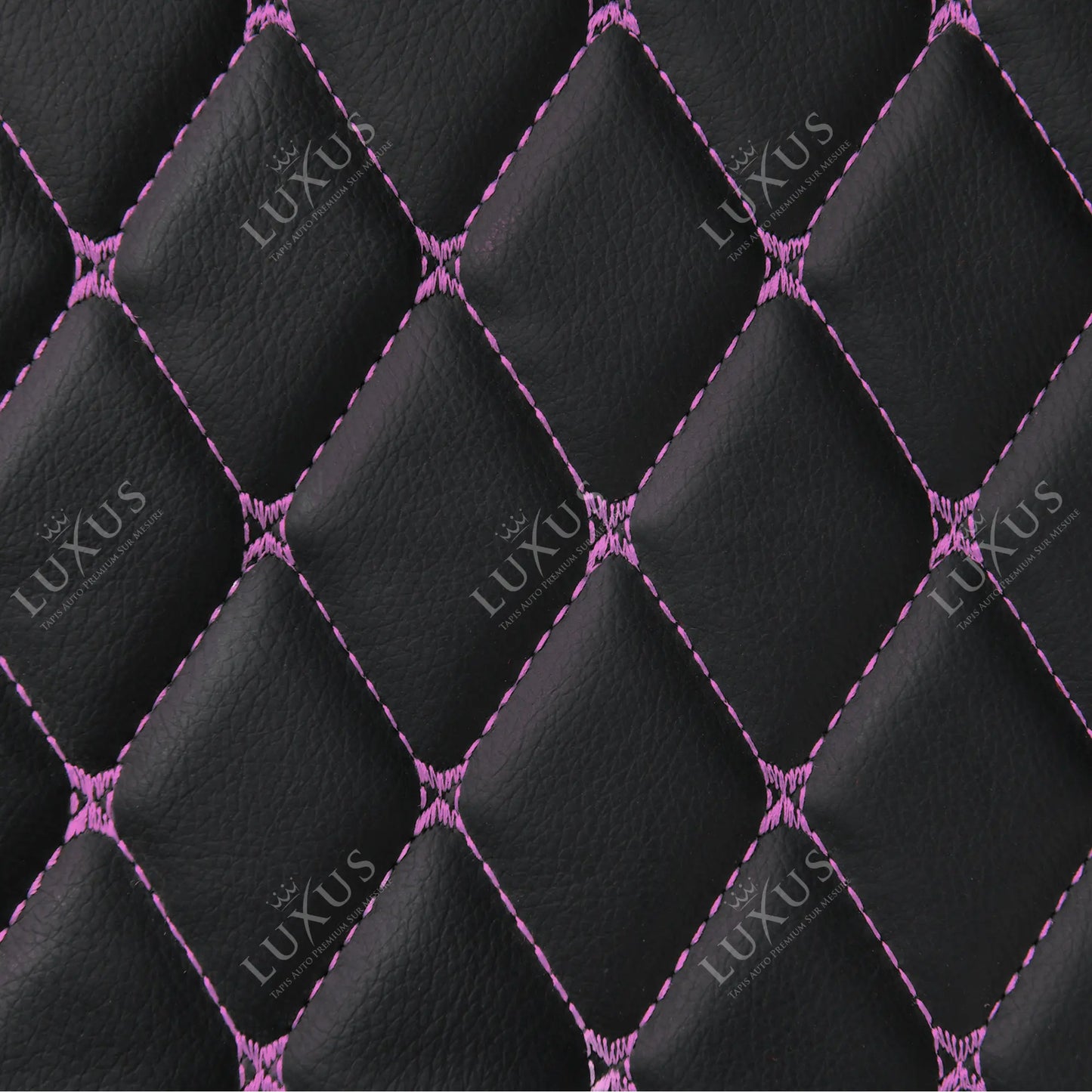 Tapis de Coffre sur Mesure Premium Luxus – Motif Losange Noir avec Surpiqûres Mauves