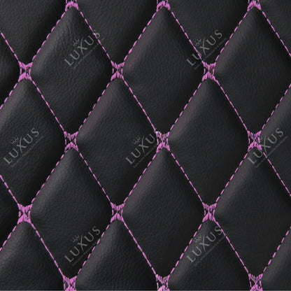 Tapis de Coffre sur Mesure Premium Luxus – Motif Losange Noir avec Surpiqûres Mauves