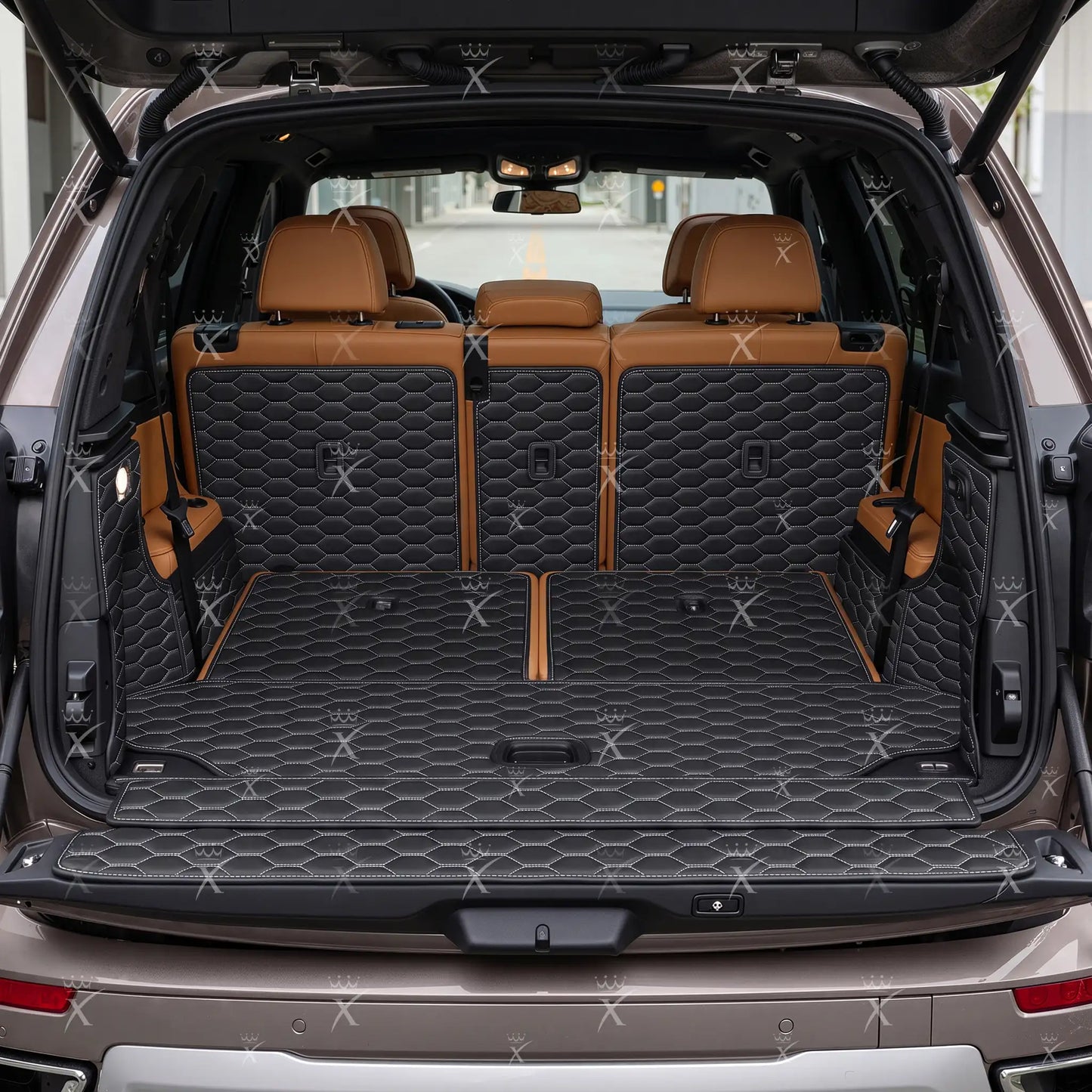 Tapis de Coffre 3D Intégral sur Mesure Premium Luxus – Motif Nid d’Abeille Noir avec Surpiqûres Blanches