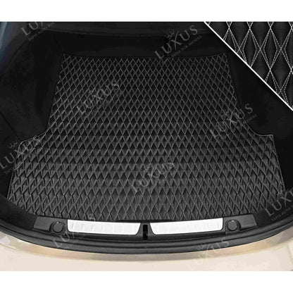 Tapis de Coffre sur Mesure Premium Luxus – Motif Double Losange Noir avec Surpiqûres Blanches