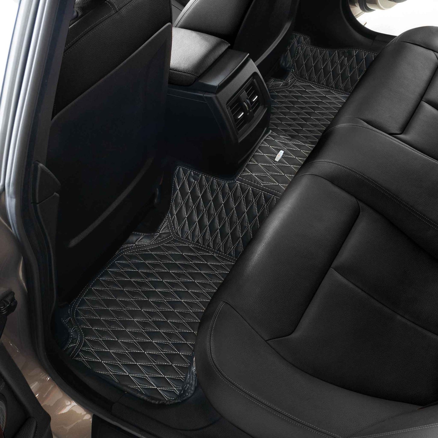 Tapis de Sol 3D sur Mesure Premium Luxus – Motif Double Losange Noir avec Surpiqûres Blanches