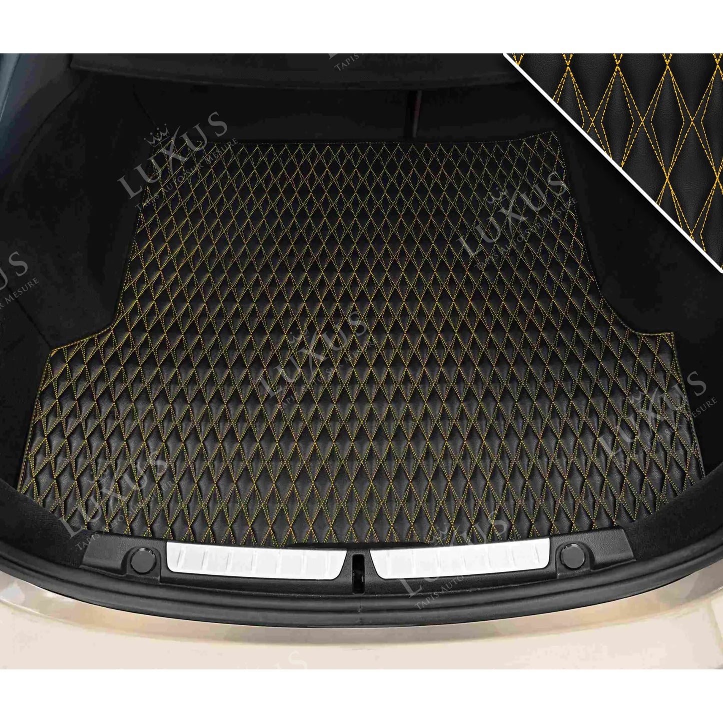 Tapis de Coffre sur Mesure Premium Luxus – Motif Double Losange Noir avec Surpiqûres Jaunes