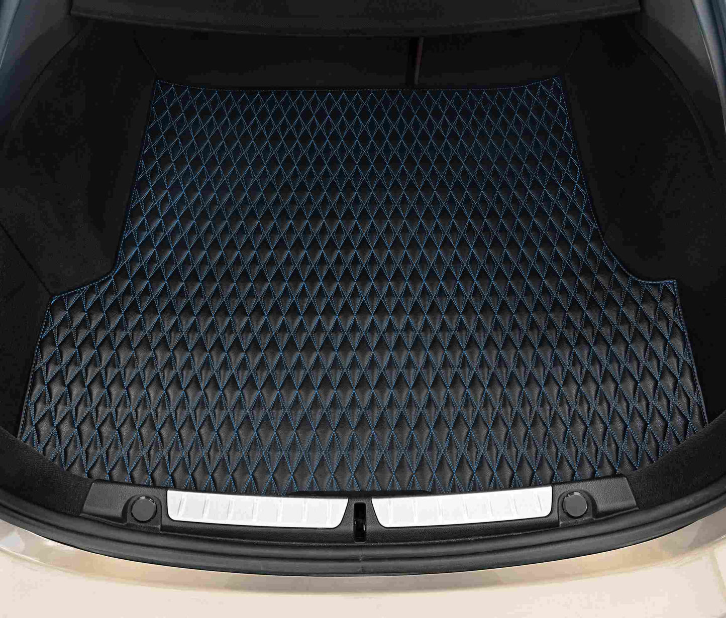 Tapis de Coffre sur Mesure Premium Luxus – Motif Double Losange Noir avec Surpiqûres Bleues
