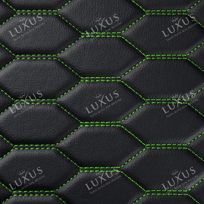 Tapis de Coffre sur Mesure Premium Luxus – Motif Nid d’Abeille Noir avec Surpiqûres Vertes