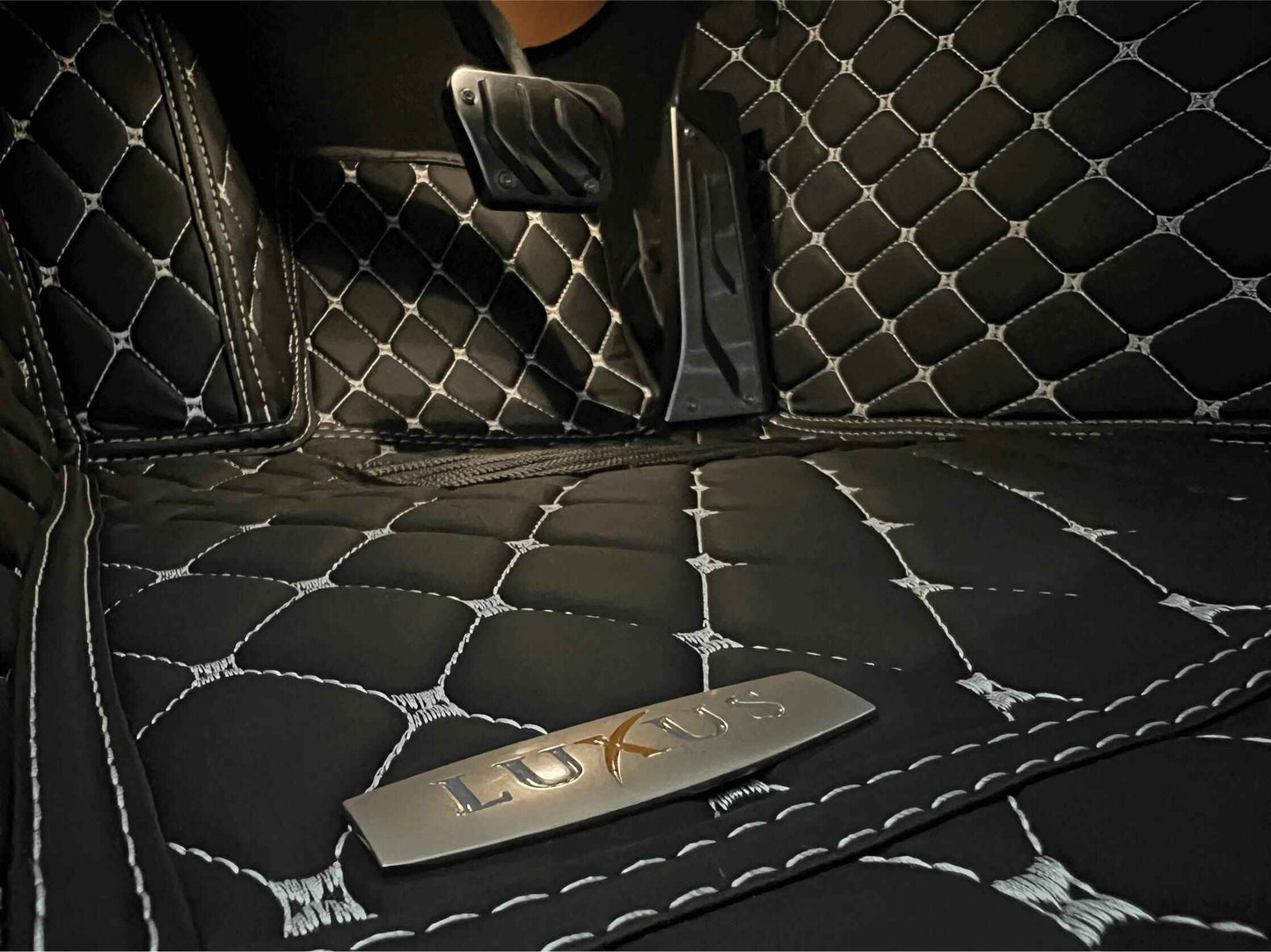 Tapis de Sol 3D sur Mesure Premium Luxus – Motif Hybride Noir avec Surpiqûres Blanches
