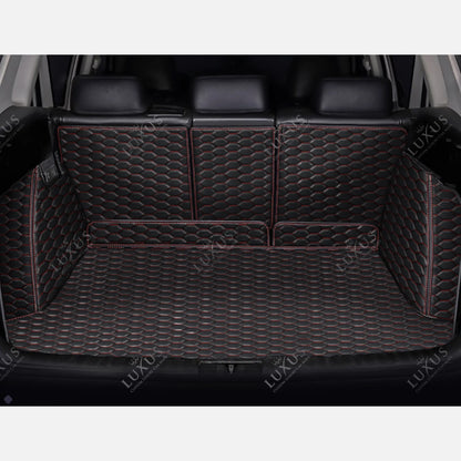 Tapis de Coffre 3D Intégral sur Mesure Premium Luxus – Motif Nid d’Abeille Noir avec Surpiqûres Rouges