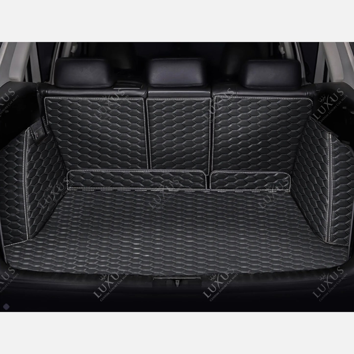 Tapis de Coffre 3D Intégral sur Mesure Premium Luxus – Motif Nid d’Abeille Noir avec Surpiqûres Blanches