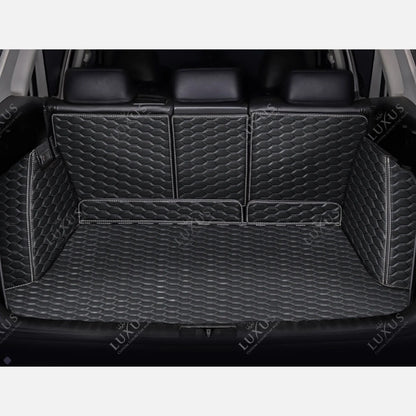 Tapis de Coffre 3D Intégral sur Mesure Premium Luxus – Motif Nid d’Abeille Noir avec Surpiqûres Blanches