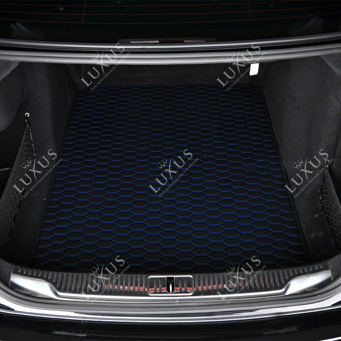 Tapis de Coffre sur Mesure Premium Luxus – Motif Nid d’Abeille Noir avec Surpiqûres Bleues