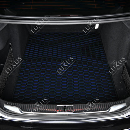 Tapis de Coffre sur Mesure Premium Luxus – Motif Nid d’Abeille Noir avec Surpiqûres Bleues