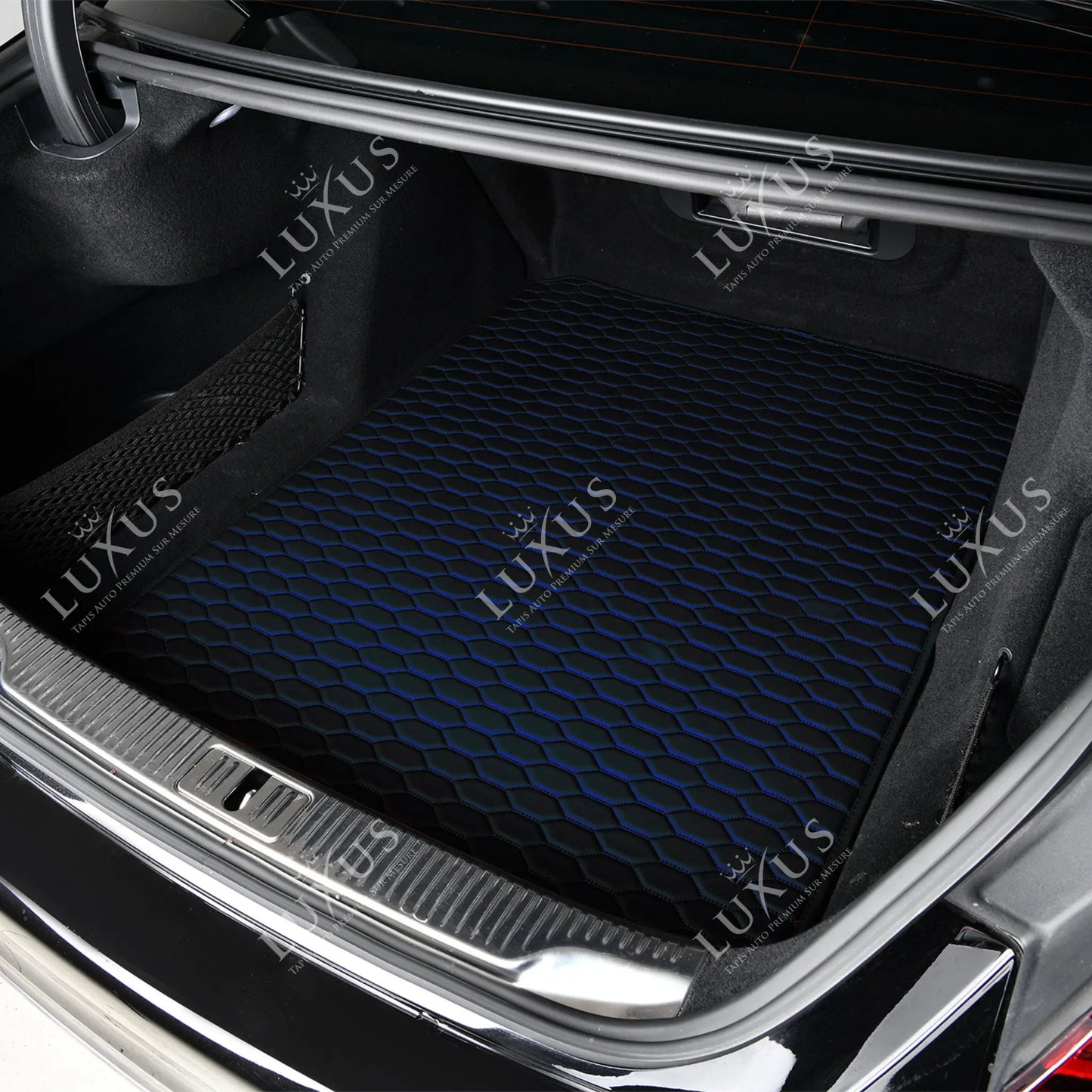 Tapis de Coffre sur Mesure Premium Luxus – Motif Nid d’Abeille Noir avec Surpiqûres Bleues
