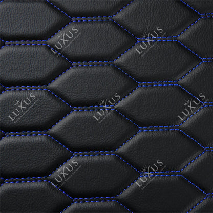 Tapis de Coffre sur Mesure Premium Luxus – Motif Nid d’Abeille Noir avec Surpiqûres Bleues