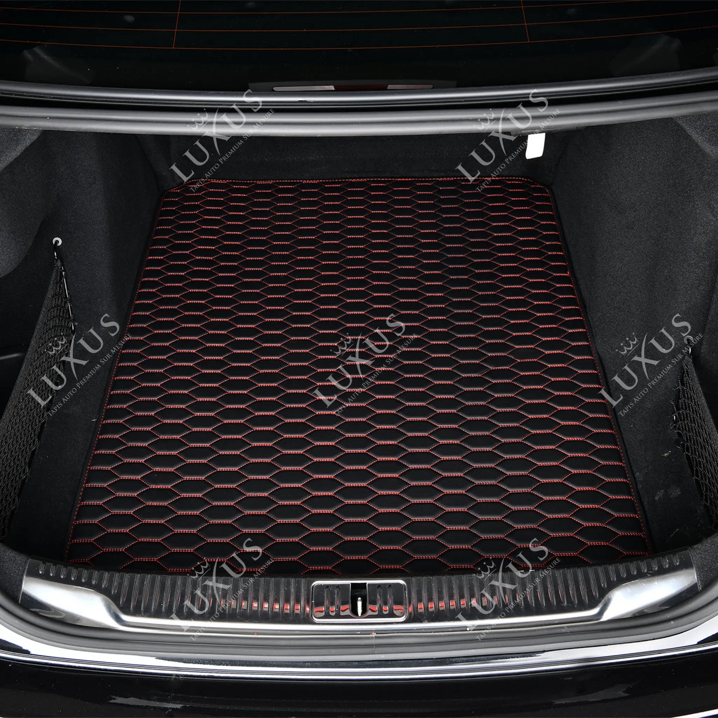 Tapis de Coffre sur Mesure Premium Luxus – Motif Nid d’Abeille Noir avec Surpiqûres Rouges
