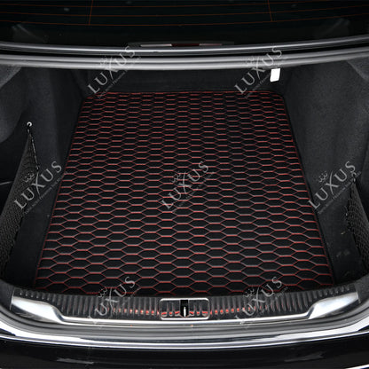 Tapis de Coffre sur Mesure Premium Luxus – Motif Nid d’Abeille Noir avec Surpiqûres Rouges