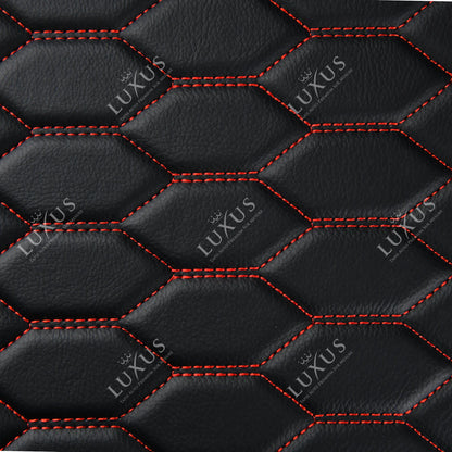 Tapis de Coffre sur Mesure Premium Luxus – Motif Nid d’Abeille Noir avec Surpiqûres Rouges