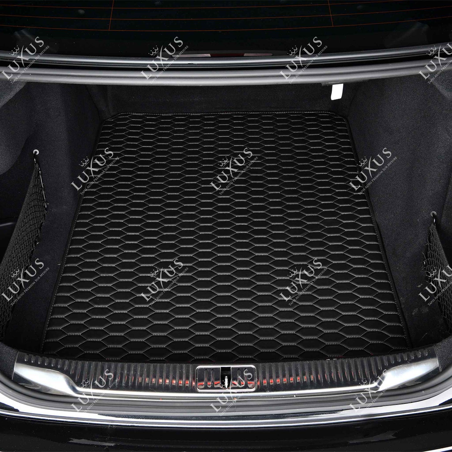 Tapis de Coffre sur Mesure Premium Luxus – Motif Nid d’Abeille Noir avec Surpiqûres Blanches