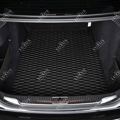 Tapis de Coffre sur Mesure Premium Luxus – Motif Nid d’Abeille Noir avec Surpiqûres Blanches