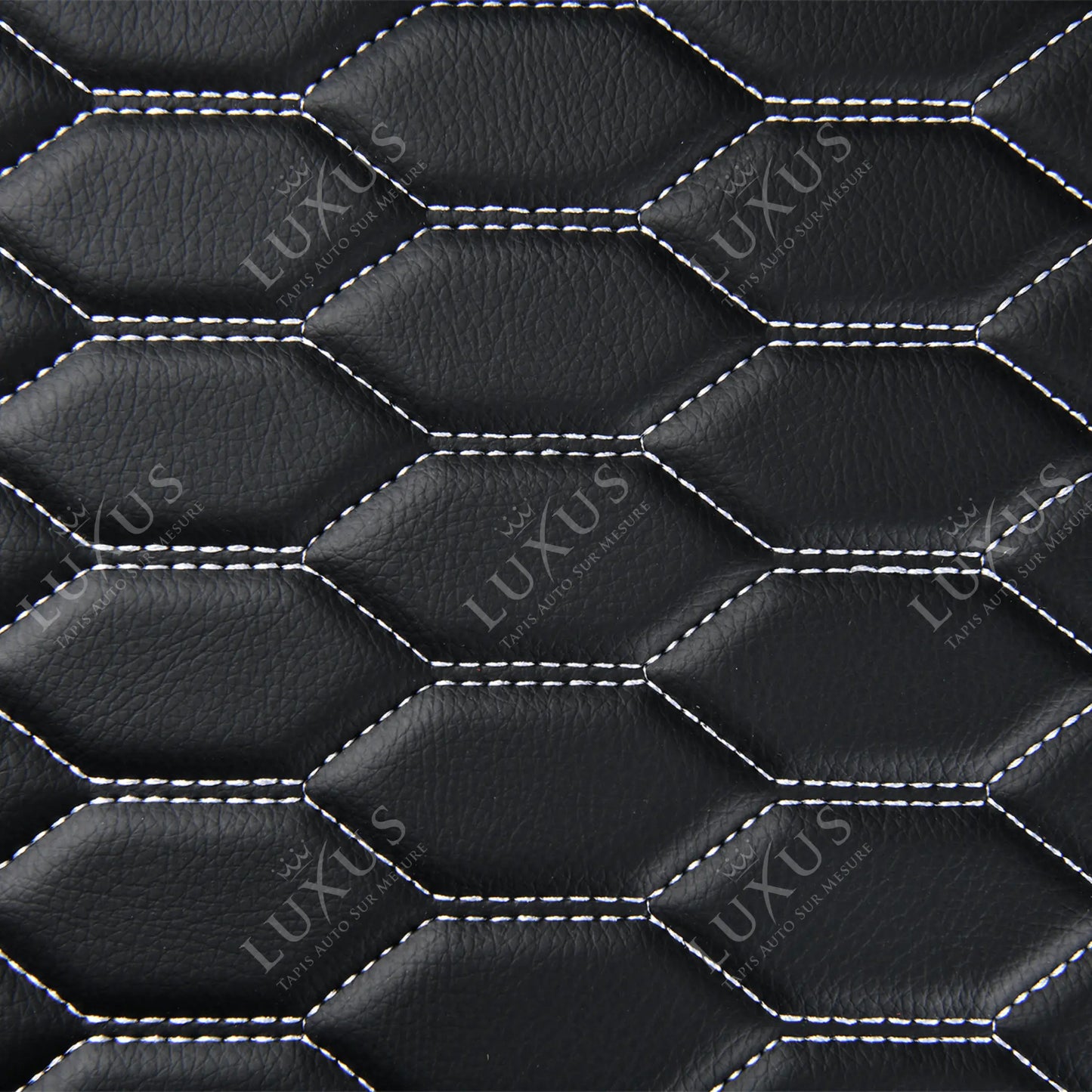 Tapis de Coffre sur Mesure Premium Luxus – Motif Nid d’Abeille Noir avec Surpiqûres Blanches
