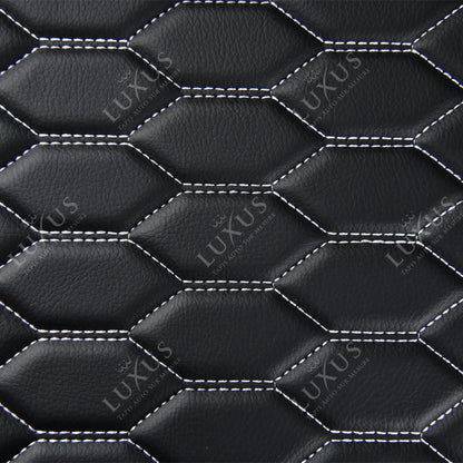 Tapis de Coffre sur Mesure Premium Luxus – Motif Nid d’Abeille Noir avec Surpiqûres Blanches