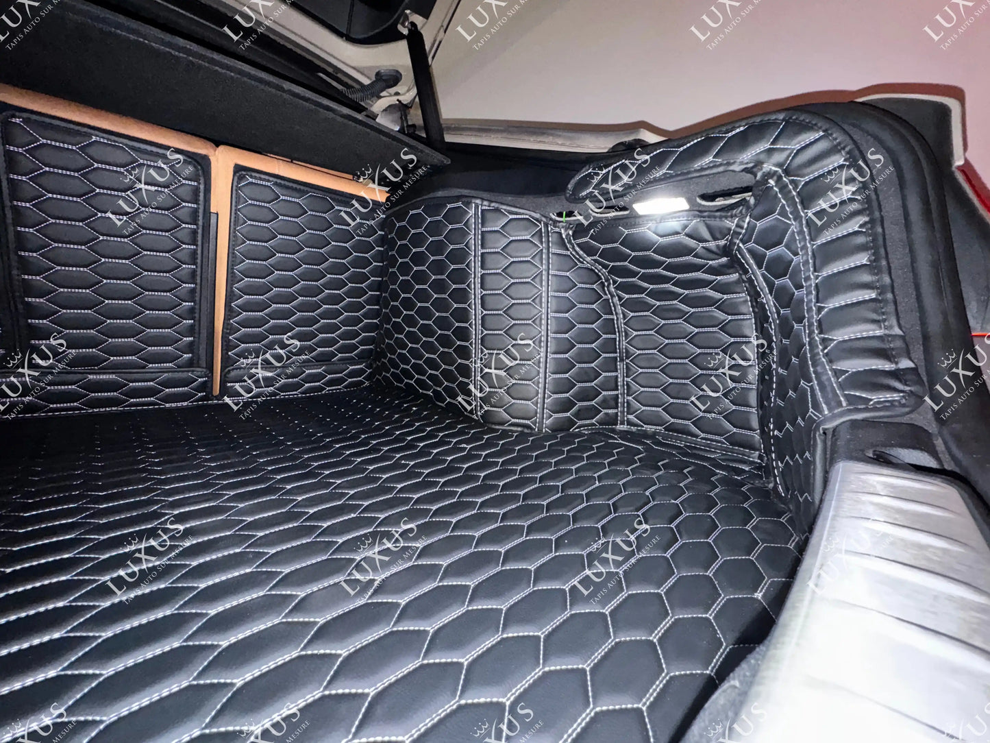 Tapis de Coffre 3D Intégral sur Mesure Premium Luxus – Motif Nid d’Abeille Rouge Ferrari