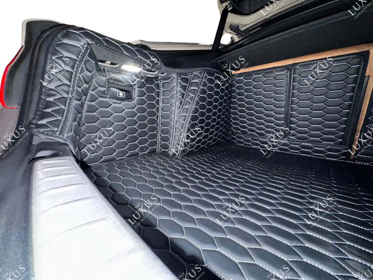 Tapis de Coffre 3D Intégral sur Mesure Premium Luxus – Motif Nid d’Abeille Rouge Ferrari