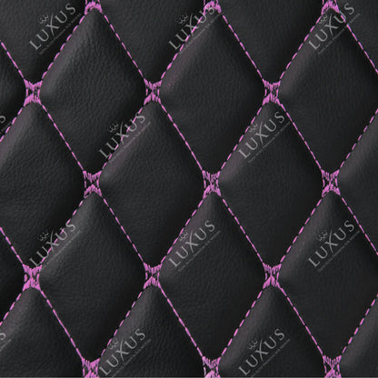 Tapis de Coffre 3D Intégral sur Mesure Premium Luxus – Motif Losange Noir avec Surpiqûres Mauves