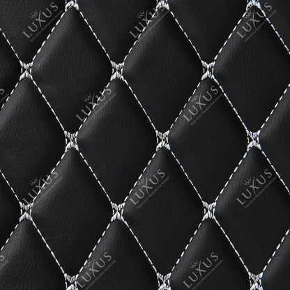 Tapis de Coffre sur Mesure Premium Luxus – Motif Losange Noir avec Surpiqûres Blanches