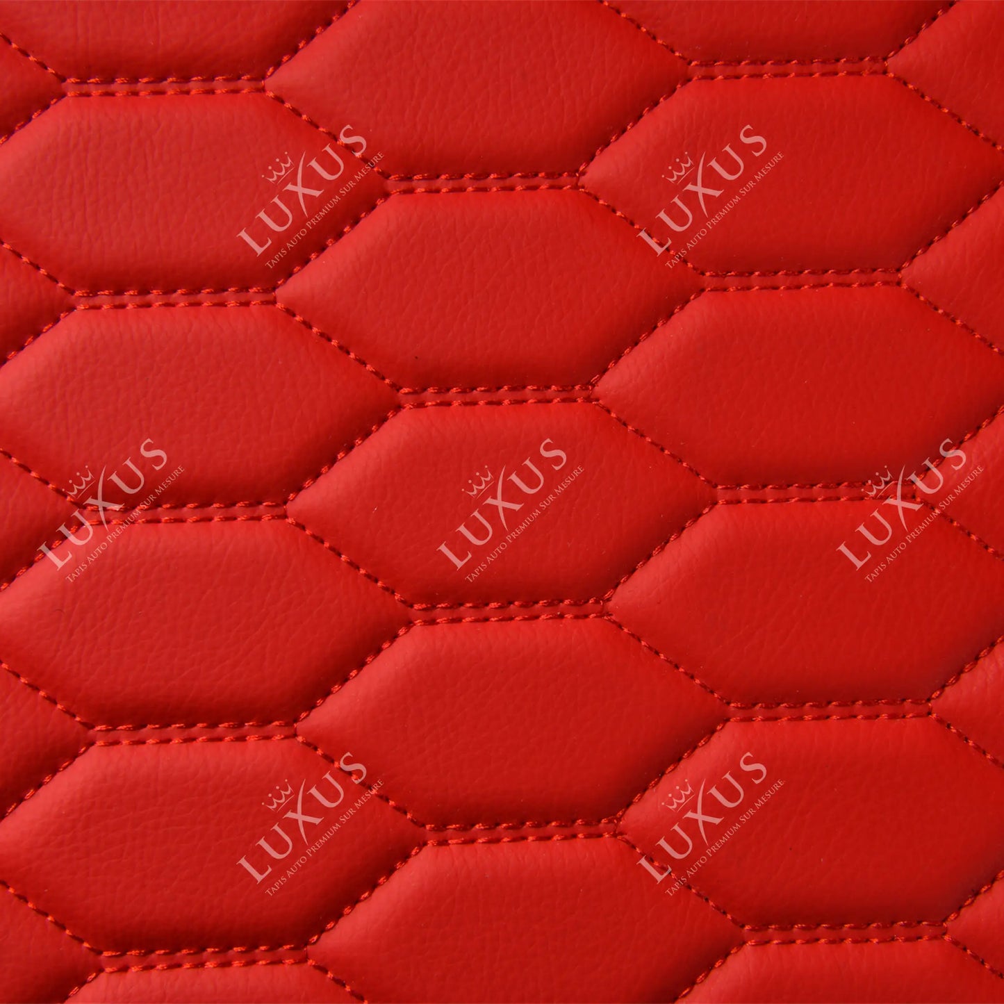 Tapis de Coffre sur Mesure Premium Luxus – Motif Nid d’Abeille Rouge Ferrari