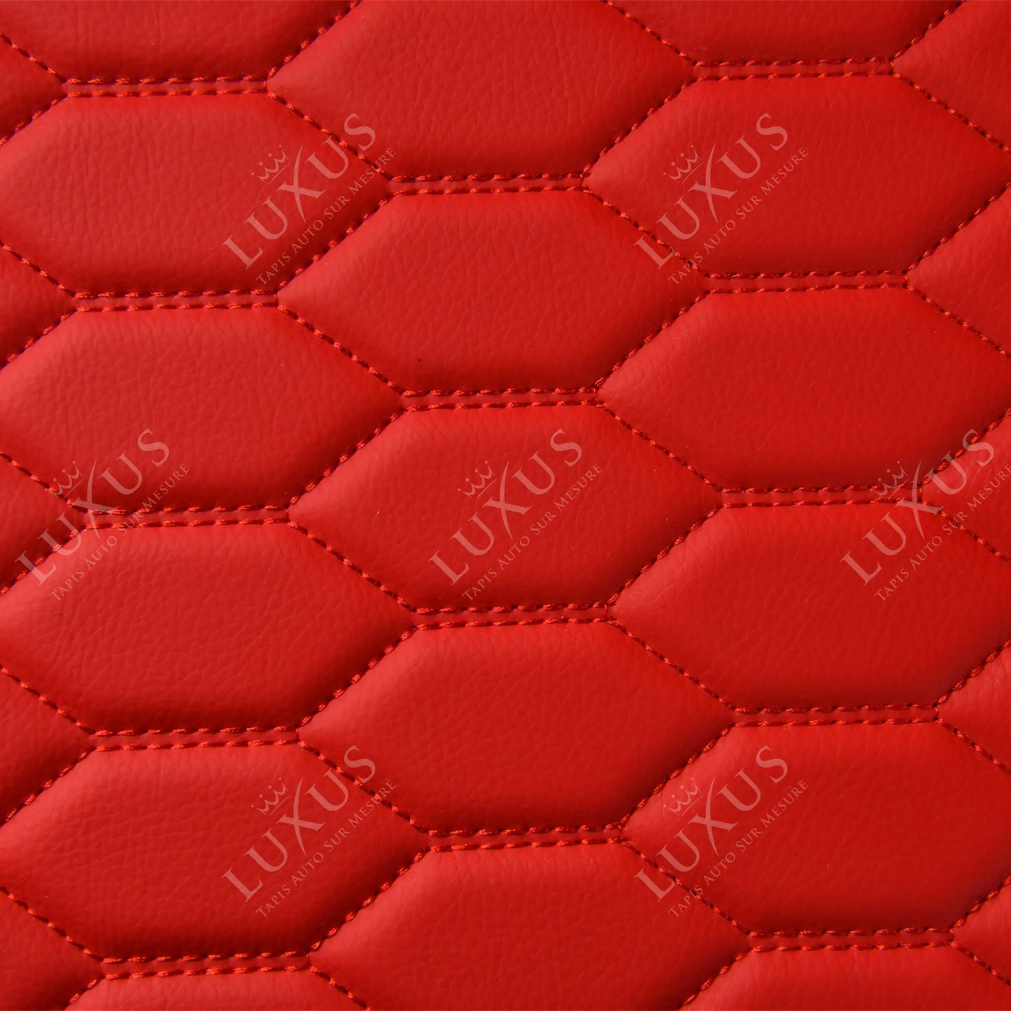 Tapis de Coffre 3D Intégral sur Mesure Premium Luxus – Motif Nid d’Abeille Rouge Ferrari