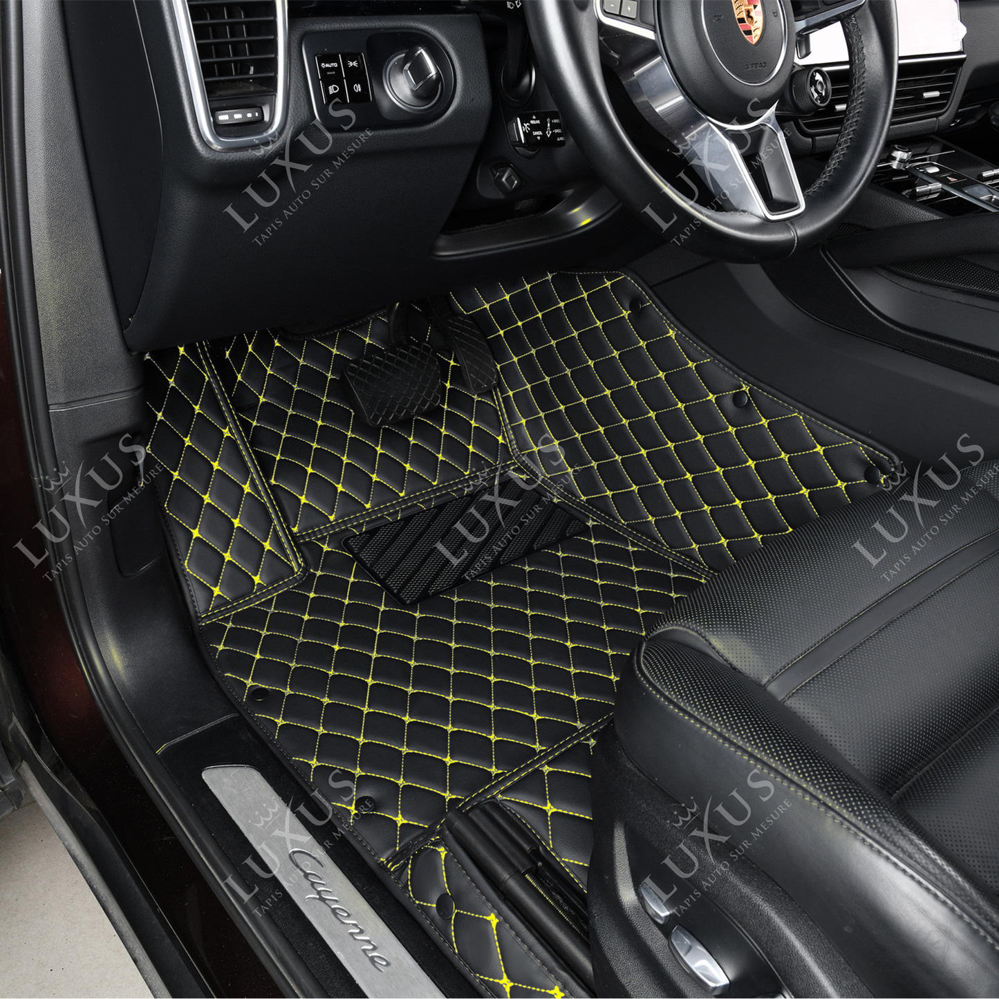 Tapis de Sol 3D Sur Mesure Premium Luxus – Motif Losange Noir avec Surpiqûres Jaunes