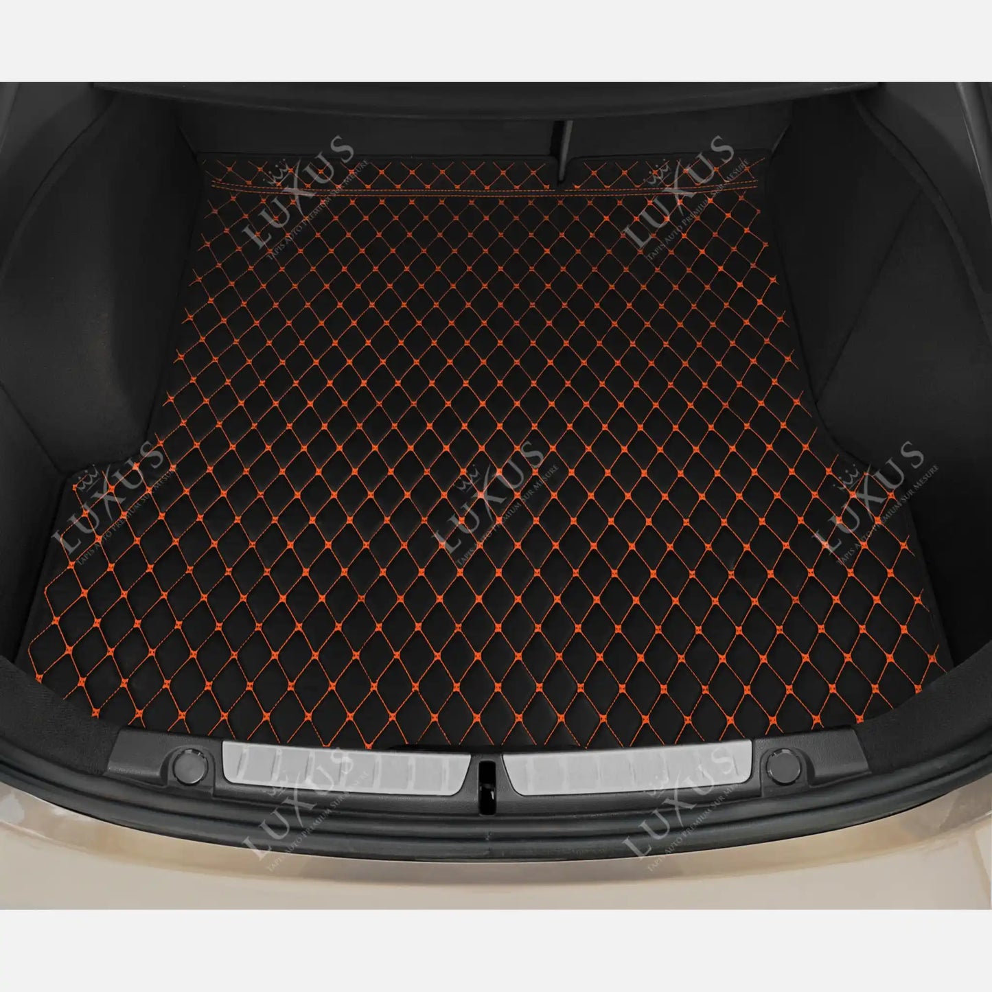 Tapis de Coffre sur Mesure Premium Luxus – Motif Losange Noir avec Surpiqûres Oranges